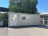 une photo d'une maison-conteneur dans un parking