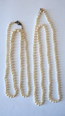 Un collier sautoir de perles de culture et fermoir en or jau…