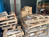de nombreuses palettes de bois empilées dans un entrepôt