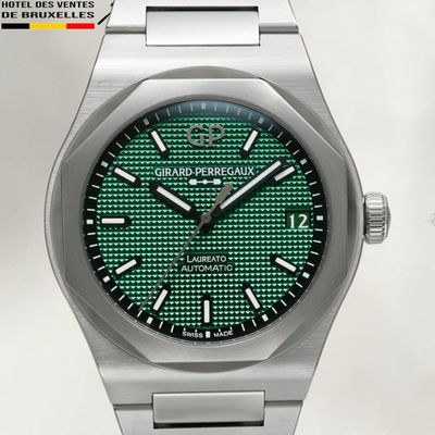 une image montrant un gros plan d'une montre-bracelet au cadran vert