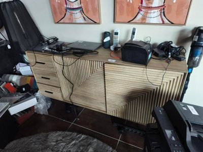 une photo d'un salon avec une télévision et un bureau