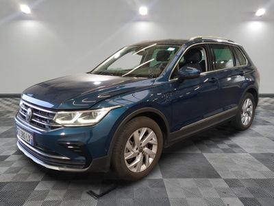 la volkswagen tiguan est garée sur un carrelage à carreaux