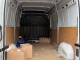 une camionnette blanche avec quelques cartons à l'arrière