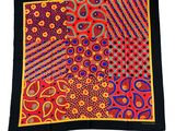 une image d'un banda rouge et bleu orné d'un motif