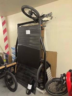un vélo posé sur un chariot dans un garage