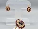 Ensemble bague et boucles d'oreilles en or et grenats, serti de grenats