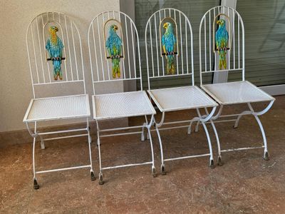 trois chaises en métal blanc placées les unes à côté des autres devant une porte vitrée
