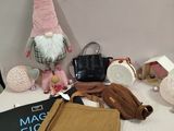 une table sur laquelle se trouvent de nombreux objets, notamment un livre, un sac et un nain de jardin