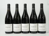 six bouteilles de vin sont alignées sur une surface blanche