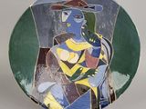une assiette sur laquelle est représentée une femme