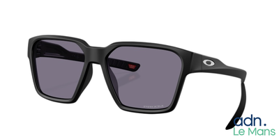 gros plan d'une paire de lunettes de soleil sur fond blanc