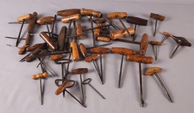 de nombreux outils de menuiserie de toutes sortes posés sur une table