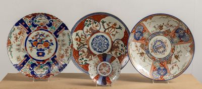 trois assiettes avec des motifs sont posées sur une table