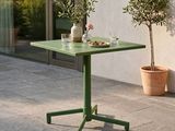 une petite table sur laquelle se trouve une plante en pot