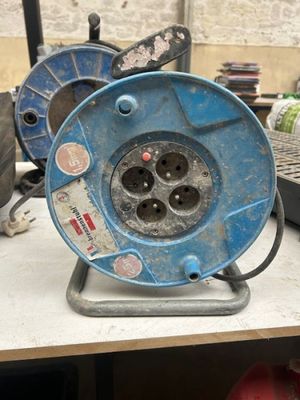 un tuyau bleu posé sur une table, à côté d'une borne d'incendie rouge