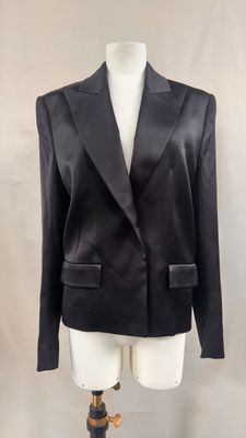 une veste noire sur un mannequin mannequin mannequin mannequin mannequin mannequin mannequin mannequin mannequin mannequin
