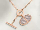 une image représentant un collier orné d'une raquette de tennis et d'une balle de tennis