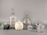 un grand nombre d'objets en verre posés sur une table