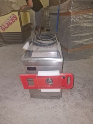 une machine posée sur le sol d'une pièce