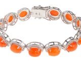 un bracelet composé de perles orange et de diamants sur fond blanc