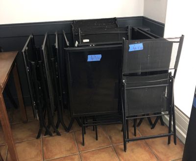 quelques chaises et un réfrigérateur dans un coin de la pièce