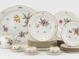 beaucoup d'assiettes, de tasses et de soucoupes sur la table