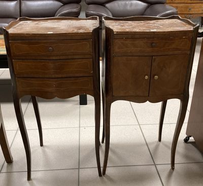 deux tables en bois équipées de tiroirs dans un magasin