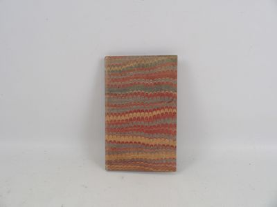un petit morceau de bois orné d'un motif multicolore