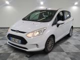 La Ford B-Max blanche est garée sur un sol à damier