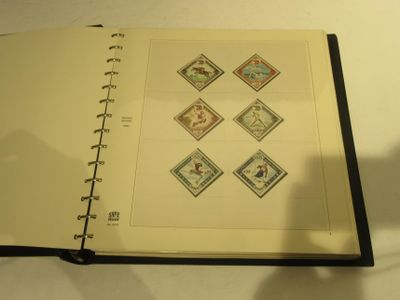 un livre ouvert avec des timbres, posé sur une table