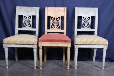 trois chaises avec dossier rembourré et coussins d'assise rembourrés