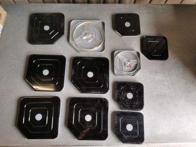 les nombreux plateaux de nourriture posés sur la table
