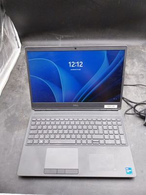 un ordinateur portable posé sur une table