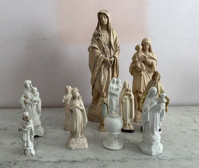 de nombreuses figurines posées sur une table