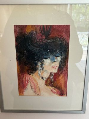 tableau représentant une femme coiffée d'un chapeau noir, dans un cadre blanc
