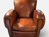 fauteuil en cuir marron sur fond blanc, avec un fond blanc