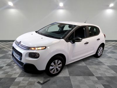La Citrole blanche est garée dans une grande pièce
