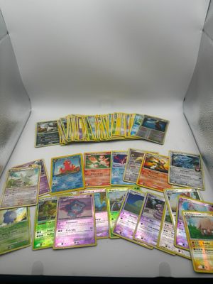 Les cartes Pokémon sont dans une boîte posée sur la table.