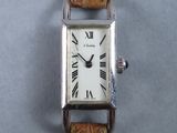 une image d'une montre-bracelet avec des chiffres romains