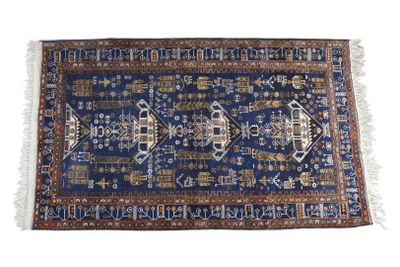 un tapis bleu et marron avec un motif dessus