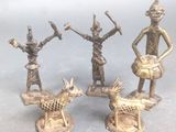 trois figurines en bronze représentant un homme, une femme et un chien