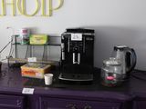 une commode violette sur laquelle est posée une cafetière