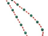 un collier de perles vertes et rouges sur fond blanc