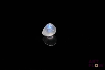 un gros plan d'une bague sur laquelle est fixée une lumière