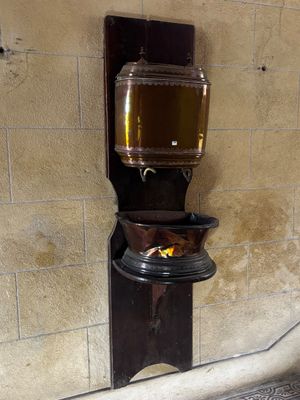 un distributeur d'eau sur le côté d'un immeuble
