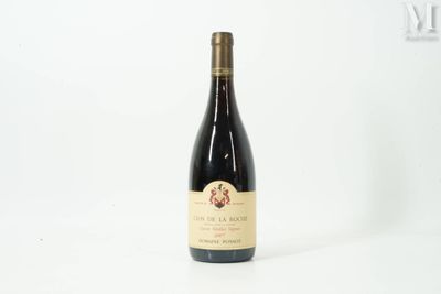 une bouteille de vin posée sur une table