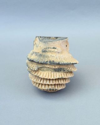 un petit vase surmonté d'un oiseau