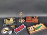 un grand nombre d'objets posés sur une table