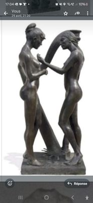 une statue représentant un homme et une femme tenant une batte de baseball