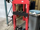 une machine rouge qui se trouve dans un garage